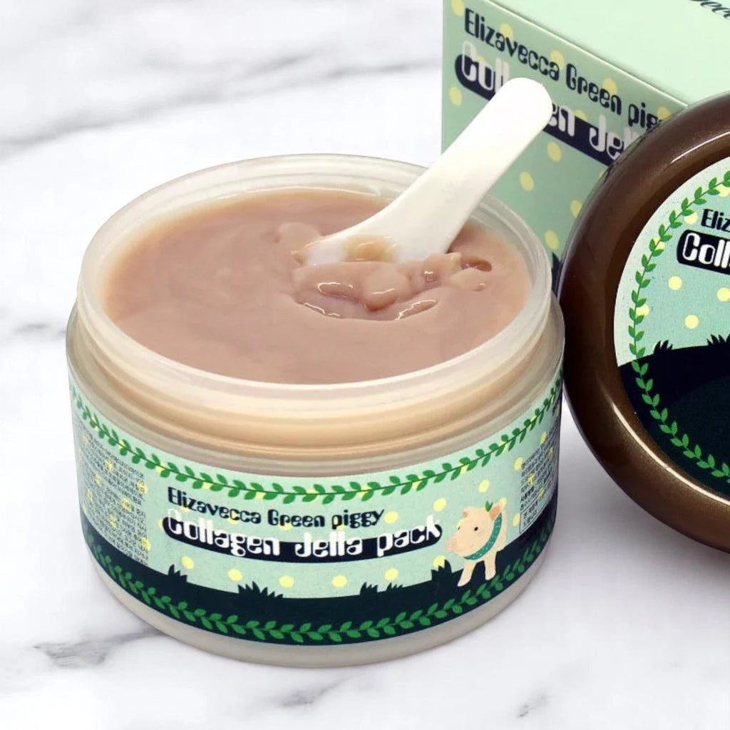 Skin TOGO Elizavecca Green Piggy Collagen Jella Pack jar with a white spatula and light brown jelly mask texture.