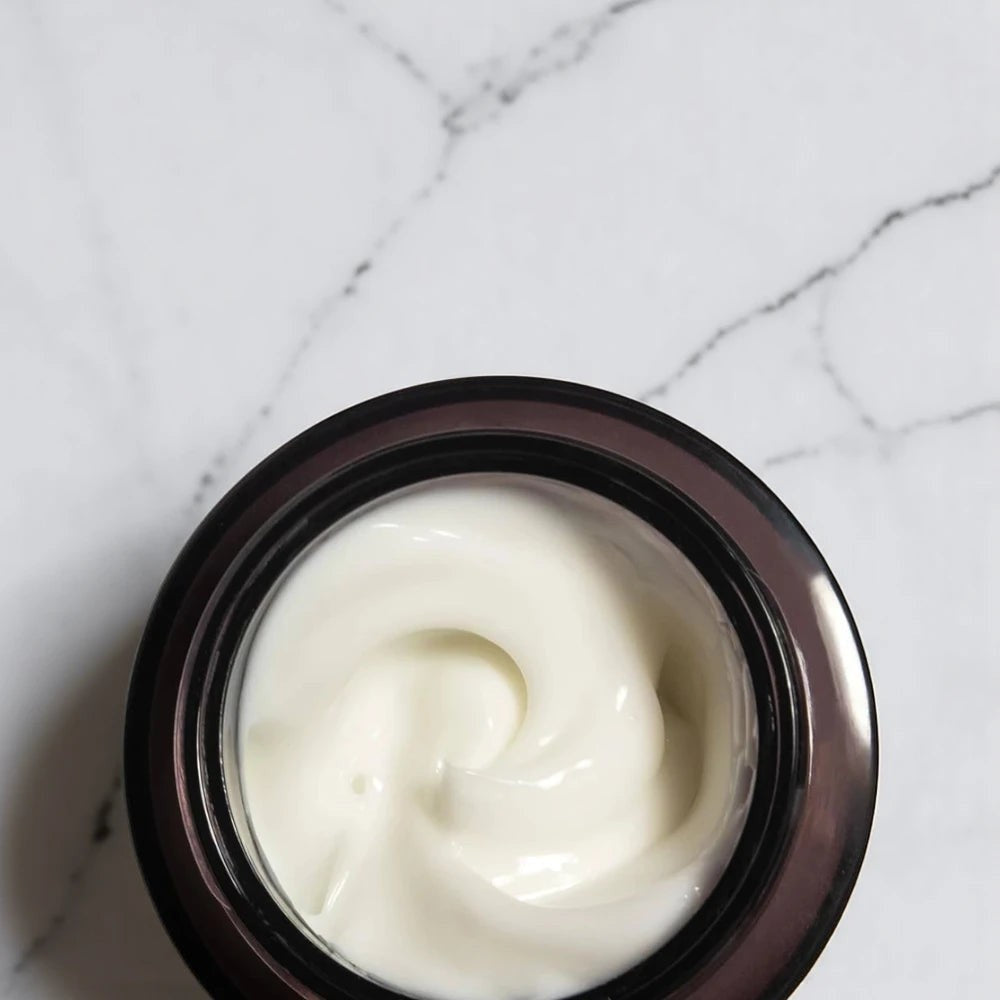 Skin TOGO Haruharu WONDER Black Rice Hyaluronic Cream with a smooth white texture inside a dark brown jar.