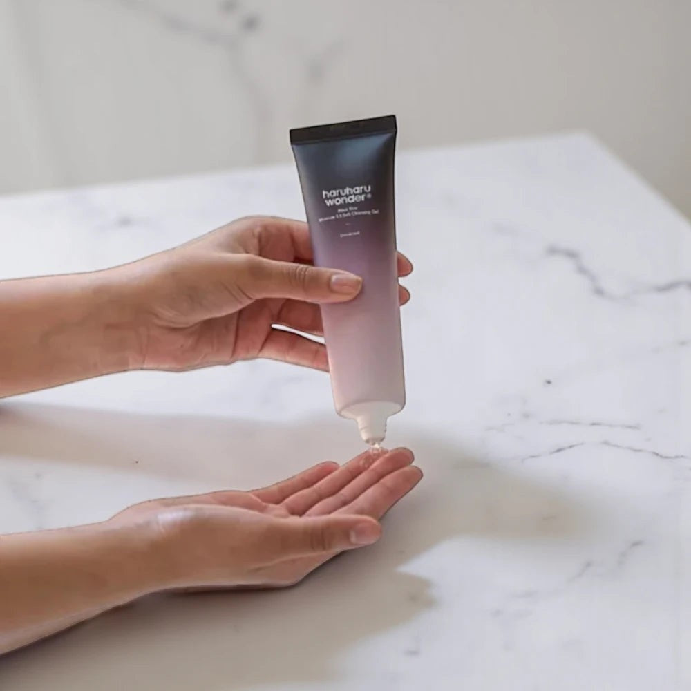 Skin TOGO Haruharu WONDER Black Rice Moisture 5.5 Soft Cleansing Gel being dispensed into a hand