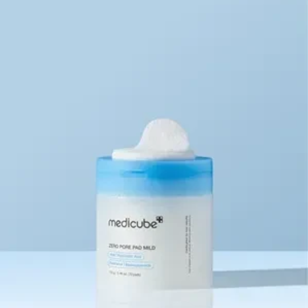 Skin TOGO Medicube Zero Pore Pad toner pads in a white jar with a blue lid, featuring a single pad on top.