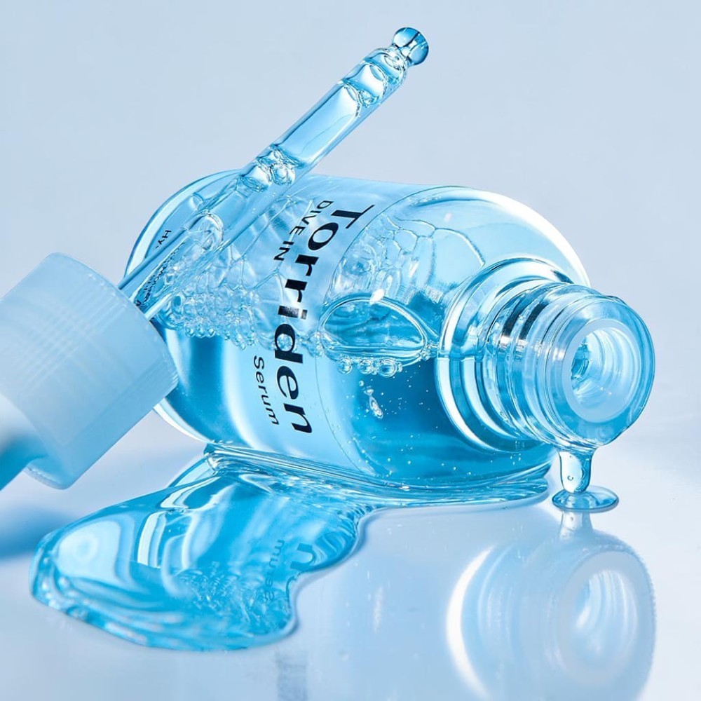 Skin TOGO Torriden DIVE-IN hyaluronic acid serum bottle with dropper, showing clear blue hydrating liquid texture.